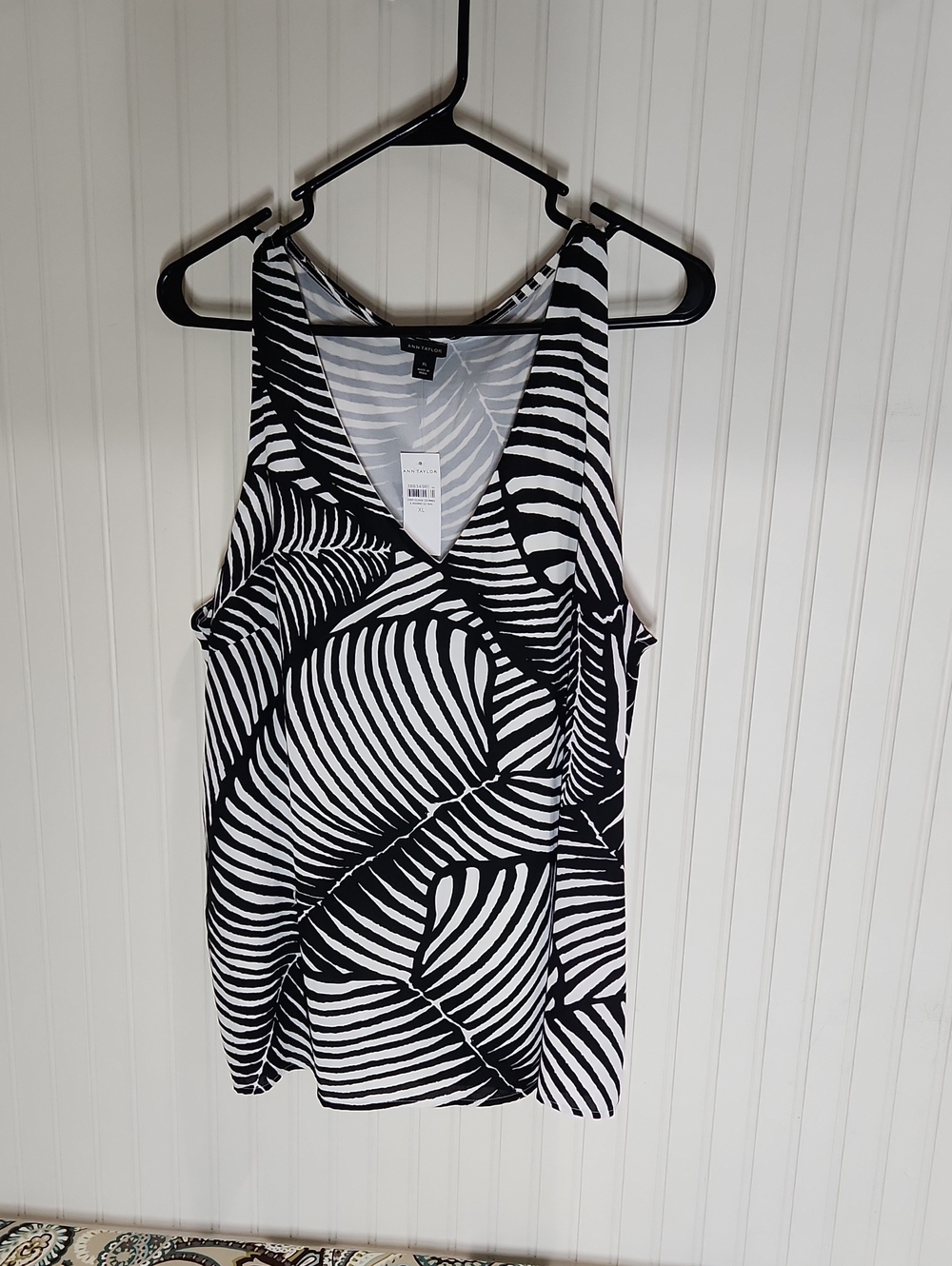Ann Taylor Black & White Graphic Print Sleeveless Tank